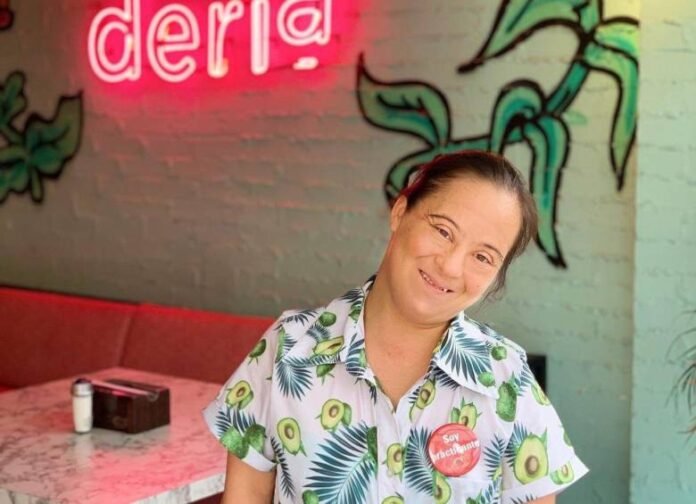 Natalia lleva más de cuatro años trabajando como mesera en un reconocido restaurante de Medellín